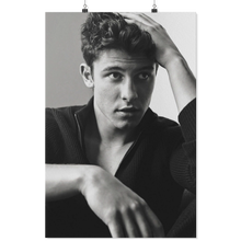 Shawn dat tay len dau 24x36