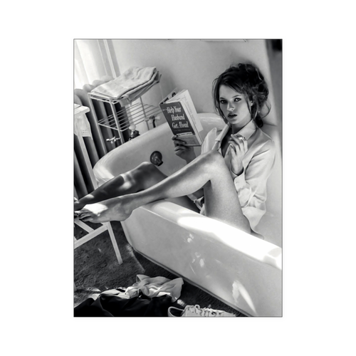 Kate Moss Smoke in Bathroom kanh